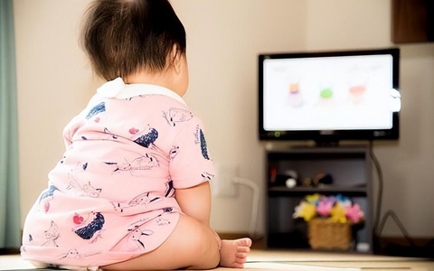 Bé trước 3 tuổi có được xem TV không, chuyên gia Đại học Yale tiết lộ câu trả lời