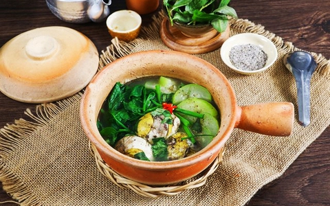 Món canh này là đặc sản xứ Huế, hương vị thanh mát làm dịu cái nóng mùa hè