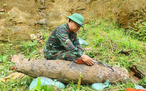 Đi đánh cá phát hiện quả bom nặng 250kg còn nguyên ngòi nổ