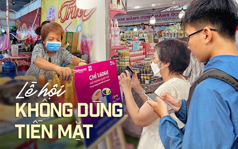 Các ông bà, cha mẹ lớn tuổi và những người không thạo công nghệ làm sao với xu hướng không dùng tiền mặt?