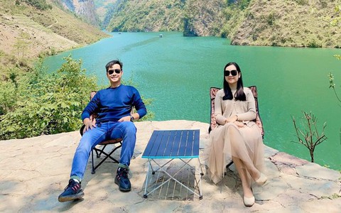 Vợ chồng trẻ đi trăng mật hết 63 tỉnh thành