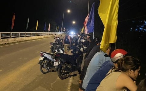 Chơi bên bờ sông, bé 4 tuổi rớt xuống nước không ai biết