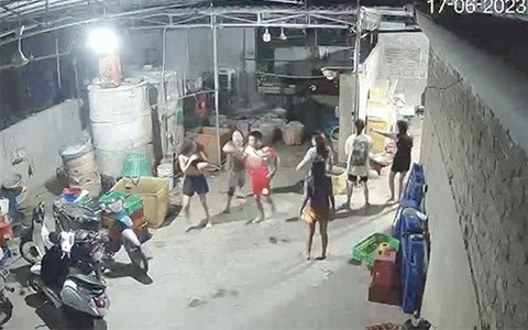 Thiếu nữ 16 tuổi bất ngờ bị nam thanh niên xông vào nhà đánh đập, lột đồ