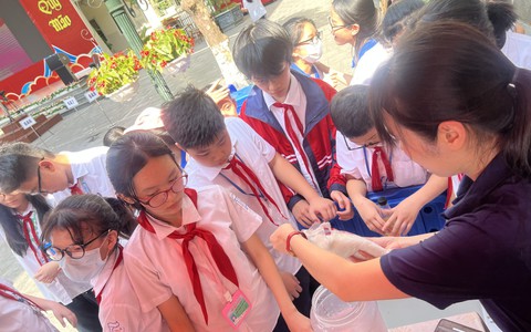 Cuối năm học, phụ huynh oằn lưng gánh phí