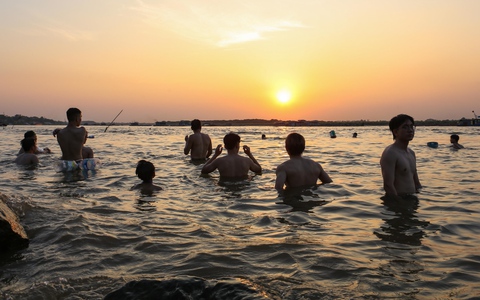 Chiều hè đổ lửa, người dân Hà Nội tìm sông hồ giải nhiệt
