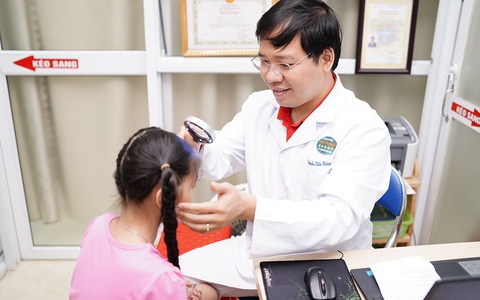 Thường xuyên ngủ chung với chó, mèo, 2 thành viên trong gia đình bị bệnh lạ ở vùng da đầu
