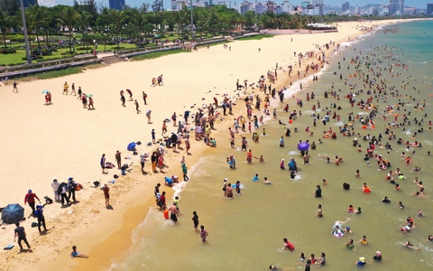 Tết Đoan Ngọ, đúng 12h trưa người "xứ Nẫu" mặc áo chống nắng, che ô tắm biển xả xui