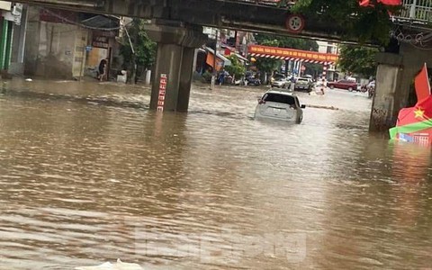 Mưa lũ ở Lạng Sơn làm một người mất tích, đường phố biến thành sông