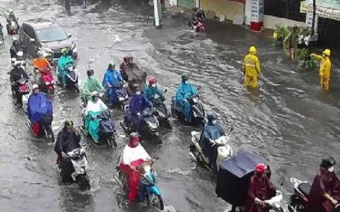 Mưa sầm sập giờ tan tầm, nhiều tuyến đường TPHCM chìm trong nước