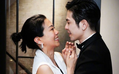 Cuộc tình kỳ lạ của nam ca sĩ với nữ quản lý hơn 14 tuổi