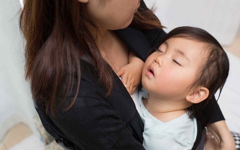 Bác sĩ nhi chia sẻ 6 nhóm thuốc mẹ nên chuẩn bị sẵn trong nhà khi con bị viêm hô hấp