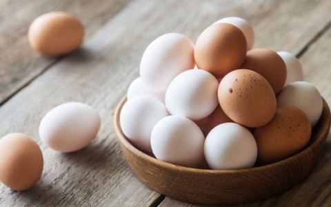 Trứng gà vỏ trắng và vỏ nâu, loại nào bổ dưỡng hơn?