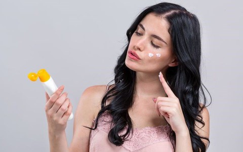 Chị em già nhanh hơn vào mùa hè vì hầu hết bỏ qua thoa kem chống nắng ở 2 vị trí