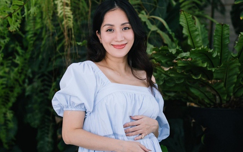 "Mẹ bầu" Khánh Thi khoe sắc rạng rỡ ở những tháng giữa của thai kỳ