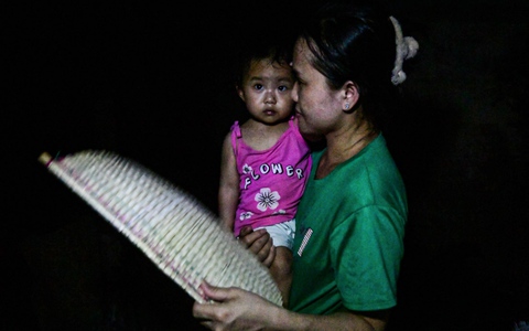 Mất điện, dân ngoại thành Hà Nội chịu cảnh thiêu đốt, vật vã từ ngày đến đêm