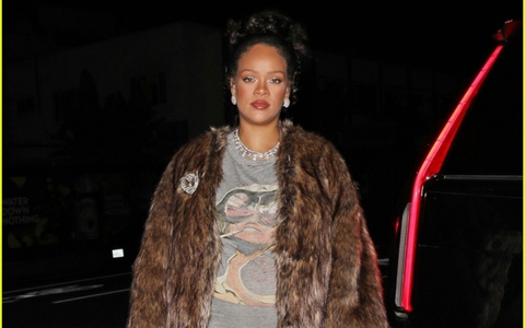 Ca sĩ tỷ phú Rihanna mặc đồ xuề xòa "giấu" bụng bầu đi ăn tối cùng bạn bè