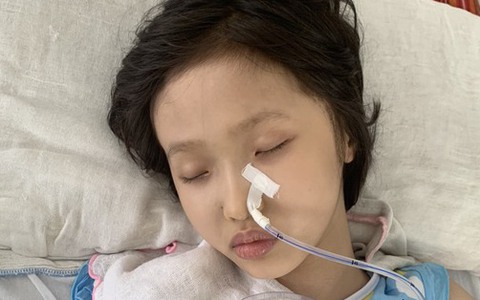 Bé gái 10 tuổi bị căn bệnh quái ác chỉ mong lại được nhìn thấy mẹ