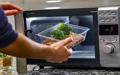 Trường Y Harvard giải mã tin đồn 'đứng gần lò vi sóng đang bật gây ung thư'