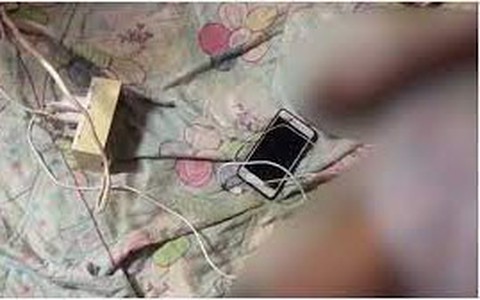 Vừa dùng điện thoại vừa sạc pin, bé 7 tuổi bị điện giật tử vong
