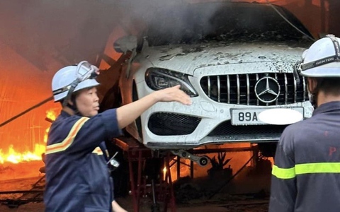 Hà Nội: Gara ô tô bốc cháy, xe Mercedes bị thiêu rụi