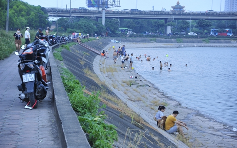 Hà Nội: Hồ Linh Đàm trở thành "bãi biển giải nhiệt" giữa nắng nóng đỉnh điểm, người dân lưu ý thứ luôn cần mang theo để phòng thân