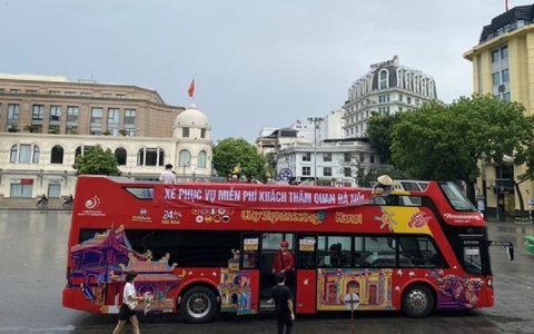 Băng rôn chào đón du khách đi xe bus 2 tầng Hà Nội lại sai chính tả
