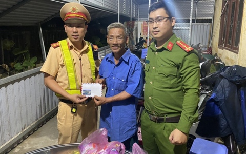 Không đủ tiền trả, người đàn ông bị nhà xe bỏ rơi dọc đường ở Quảng Ngãi