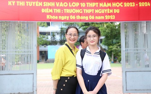 Nỗ lực đậu chuyên Văn, nữ sinh TPHCM làm một mạch 16 trang giấy