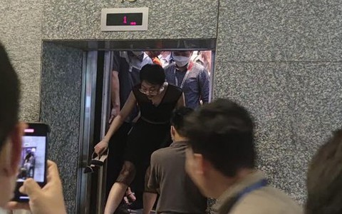 Thang máy mất điện đột ngột không nguy hiểm như bạn nghĩ, chuyên gia chỉ ra điều quan trọng nhất khi mắc kẹt