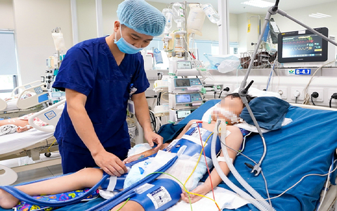 Giành lại sự sống cho bé trai hôn mê sâu do ngừng tim kéo dài vì đuối nước