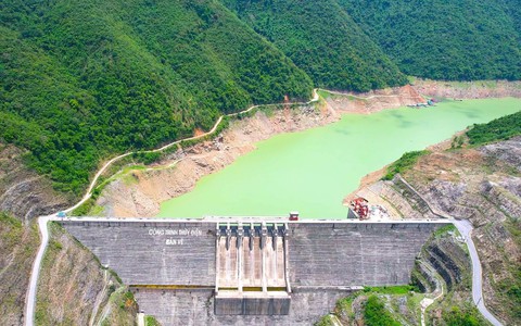Cận cảnh hồ thủy điện lớn nhất Bắc Trung Bộ cạn kỷ lục, sắp về mực nước chết