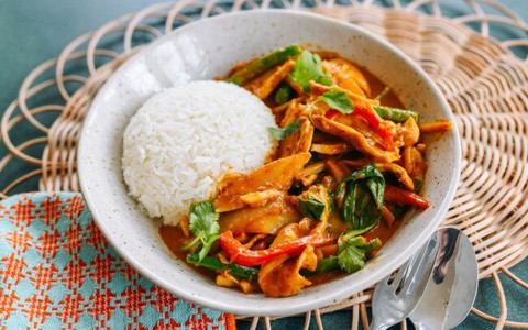 Công thức làm cơm gà cà ri kiểu Thái hấp dẫn, lạ miệng