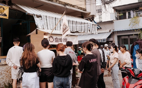 Tiệm đậu hũ thối bất ổn ở Sài Gòn: Khách xếp hàng 3 tiếng mới tới lượt, mở tiệm chưa đầy tháng hàng xóm đã phản đối