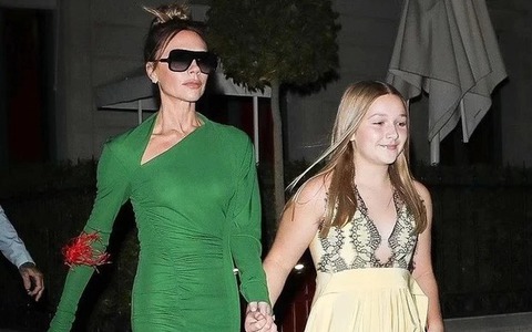 Victoria Beckham cấm con không makeup nhưng liên tục để Harper mặc đồ không hợp tuổi