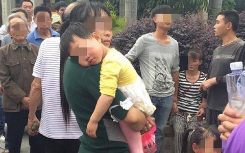 Cặp sinh đôi 3 tuổi bị bọn buôn người bắt cóc, người anh nói một câu khiến kẻ xấu bỏ chạy