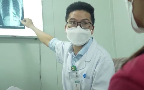 Dịch COVID-19 hôm nay: Ca nhiễm giảm, bệnh nhân nặng tăng