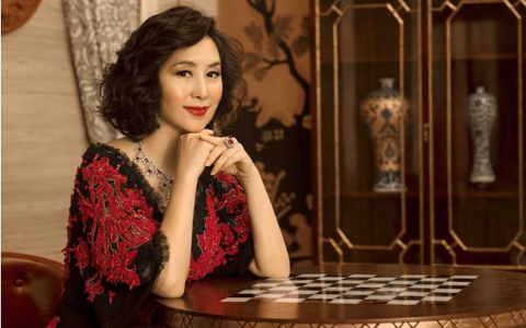 Ái nữ của tỷ phú Hà Hồng Sân có gần 90 nghìn tỷ đồng ăn mặc xuề xòa, đi du lịch bằng tàu điện ngầm: Thân thế phi phàm nhưng hạnh phúc bởi những điều giản dị bên người thân