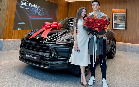 Đoàn Văn Hậu bước lên xe sang sau giờ làm, phong thái hệt tổng tài
