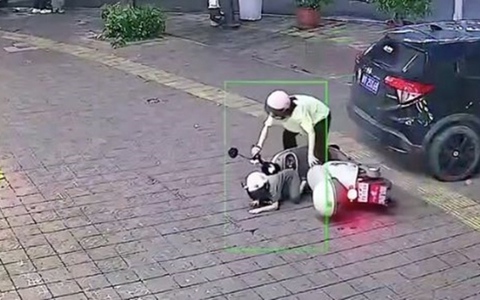 Bà mẹ đoảng khiến người đi đường khiếp sợ khi liên tục đẩy con vào tình huống nguy hiểm