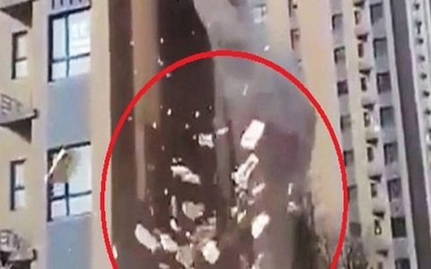 Tường chung cư bong tróc từng mảng: Rơi xuống như bột mì, trúng cả người và phương tiện ở dưới