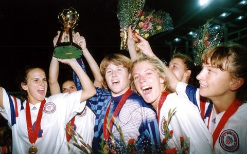 Những điều chưa biết về kỳ World Cup nữ đầu tiên, gọi là Cúp kẹo viên, đá 80 phút và không có thưởng