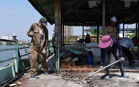 Cận cảnh tháo dỡ du thuyền cuối cùng ở Hồ Tây