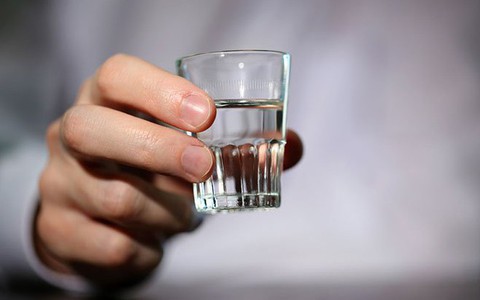 Uống cồn pha nước, người đàn ông mất thị lực