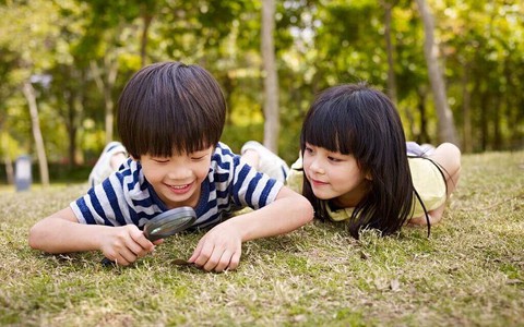 Trẻ hạnh phúc hơn nếu được xa rời điện thoại, hòa mình vào thiên nhiên