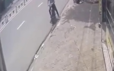 Clip: Chặn kẻ trộm xe, cô gái bị ngã văng vào tủ điện trên vỉa hè