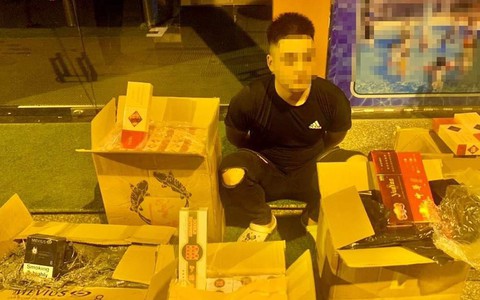 Bắt giữ nam thanh niên cùng hàng nghìn bao thuốc lá lậu ở Hà Nội
