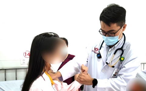 Cứu sống bé gái 12 tuổi bị vỡ dị dạng mạch máu não