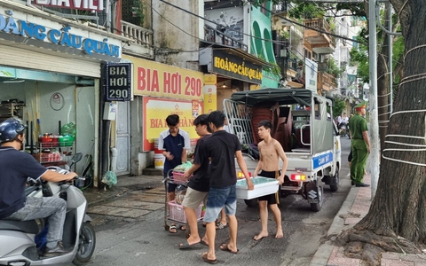 Lực lượng đô thị vừa đi, vỉa hè lại bị tái chiếm
