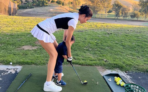 Phạm Hương tập đánh golf cho quý tử 2 tuổi