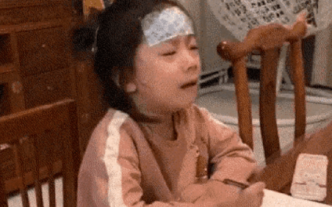 Bức ảnh đứa trẻ khóc mếu máo, trán dán miếng hạ sốt khiến các bậc phụ huynh tranh cãi